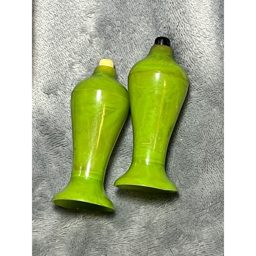 Vintage CARVANITE LA USA Green Plastic Salt Pepper‎ Shakers 4½ Inch MCM